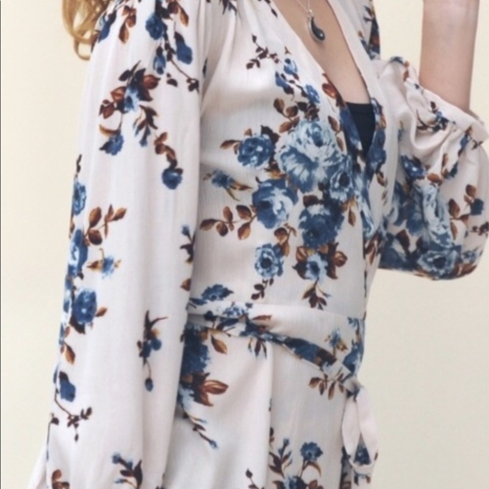 🌸 LAST ONE 🌺  MED. Innocent Floral wrap blouse - Picture 4 of 8
